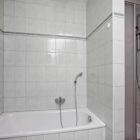 In Koenigsleiten Near Bus & Pool 木屋 *