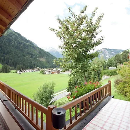 In Koenigsleiten Near Bus & Pool 木屋